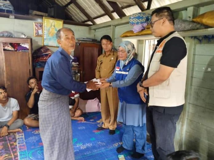 pemprovsu_berikan_tali_asih_kepada_keluarga_korban_banjir_bandang