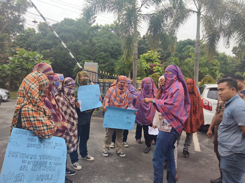 pemuda_asahan_kenakan_sarung_bergaya_maling_unjuk_rasa_di_kejari_asahan