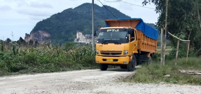 pemuda_dan_penatua_desa_sosor_lontung_minta_tertibkan_truk_pengangkut_batu_muatan_berlebih_yang_bebas_beroperasi