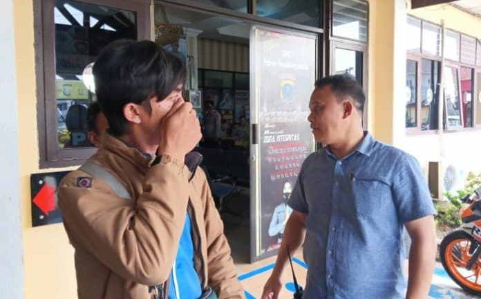 pemuda_ini_kehilangan_uang_64_juta_menangis_dihadapan_kasat_reskrim_siantar