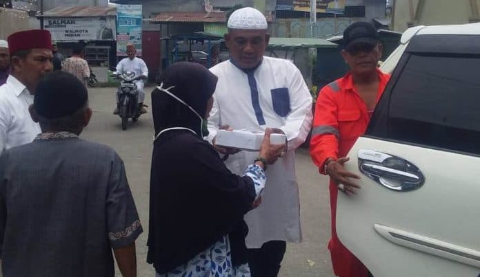 pemuda_karya_nasional_belawan_bagi_nasi_kotak_di_jumat_barokah