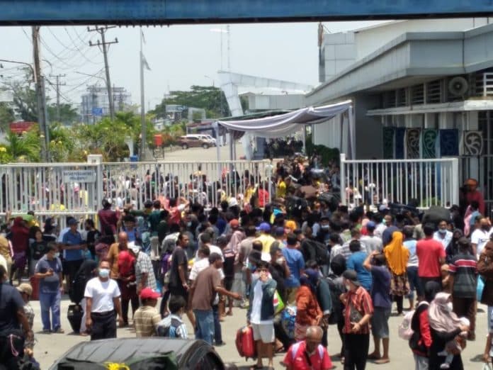 pemudik_luar_sumatera_padati_pelabuhan_belawan