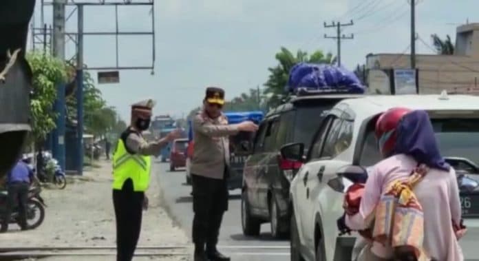 pemudik_ramai_perbatasan_sumut_mengalami_kemacetan