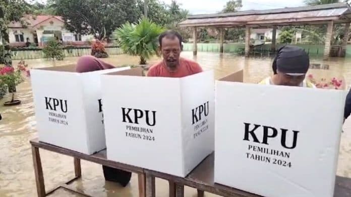 pemungutan_suara_susulan_di_desa_piasa_ulu_asahan_tetap_berlangsung_meski_banjir