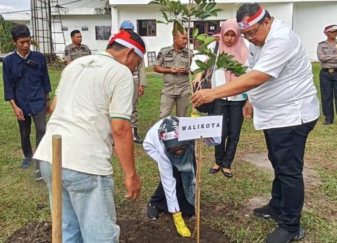 penanaman_pohon_di_usi_wali_kota_siantar_bentuk_konkret_peduli_lingkungan