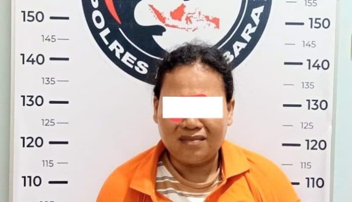 penangkapan_dramatis_seorang_irt_yang_diwarnai_isak_tangis_di_batu_bara
