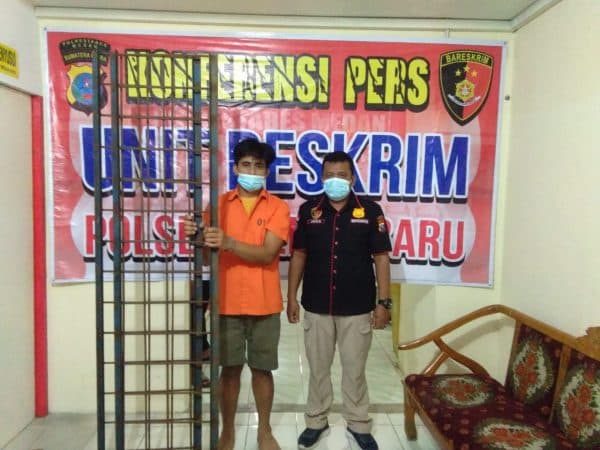 penarik_betor_ini_kepergok_mahasiswa_curi_besi_penutup_air_milik_usu