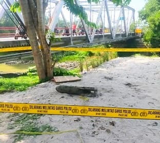 pencari_botot_temukan_mortir_di_bawah_jembatan_sei_tanjung_indrapura