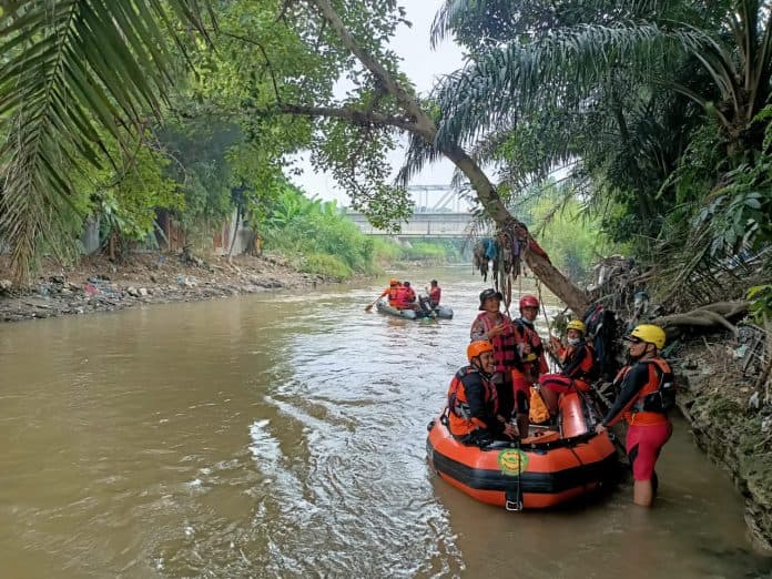 pencarian_bocah_hanyut_yang_dibuang_ibunya_ke_sungai_denai_dilanjutkan_besok