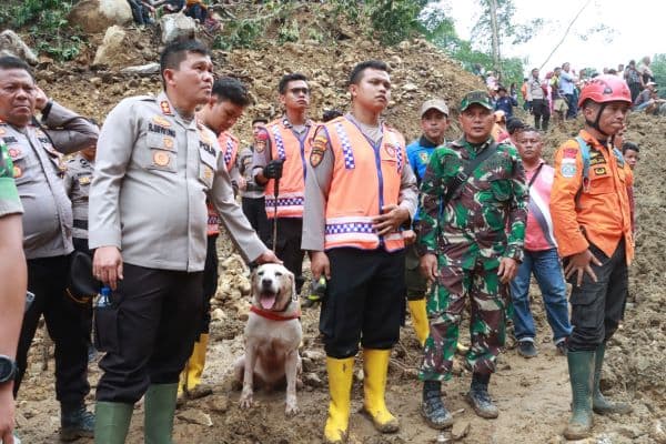 pencarian_dua_korban_longsor_di_durian_banggal_dibantu_samapta_polda_sumut