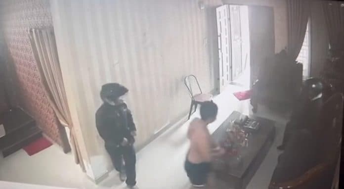 pencuri_ganas_modus_anggota_pln_gasak_uang_rp120_juta_dari_kamar