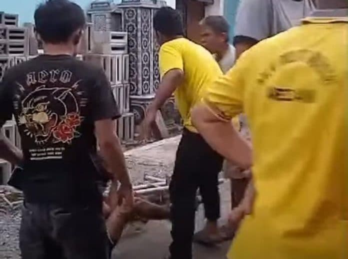 pencuri_keranda_mayat_di_tanjung_morawa_dipukuli_orang_sekampung