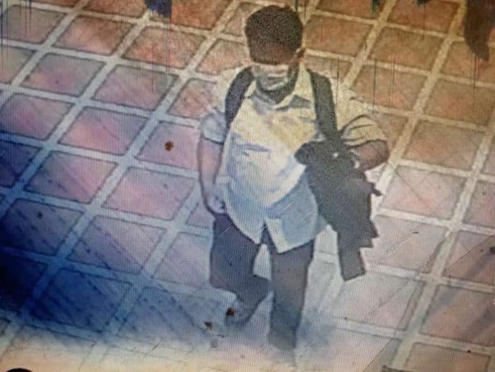 pencuri_sepatu_di_mesjid_amal_islamiyah_lubuk_pakam_terekam_cctv