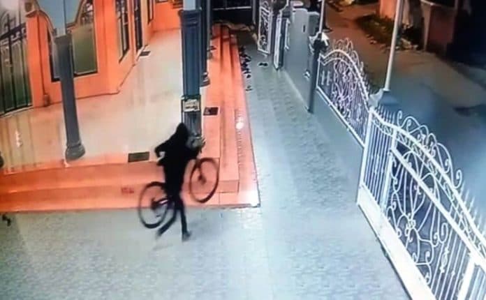pencuri_sepeda_gunung_di_masjid_batang_kuis_terekam_cctv