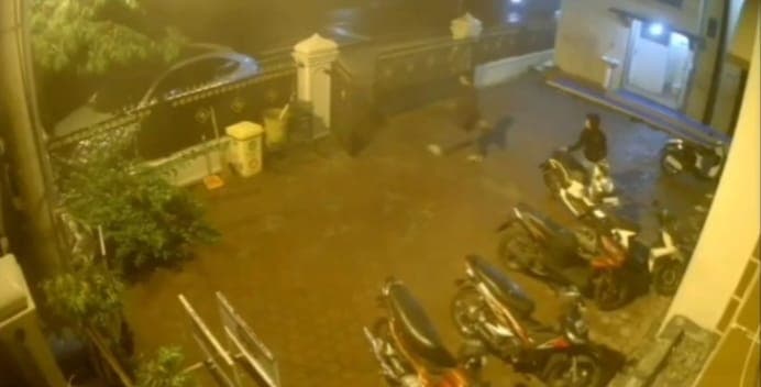 pencuri_sepeda_motor_di_parkiran_masjid_baitul_ghafar_tembung_terekam_kamera_cctv