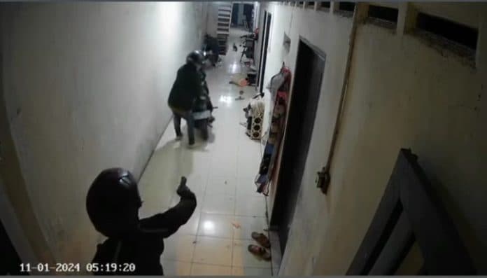 pencurian_sepeda_motor_di_kosan_terekam_cctv_diduga_pelaku_bawa_senjata_api
