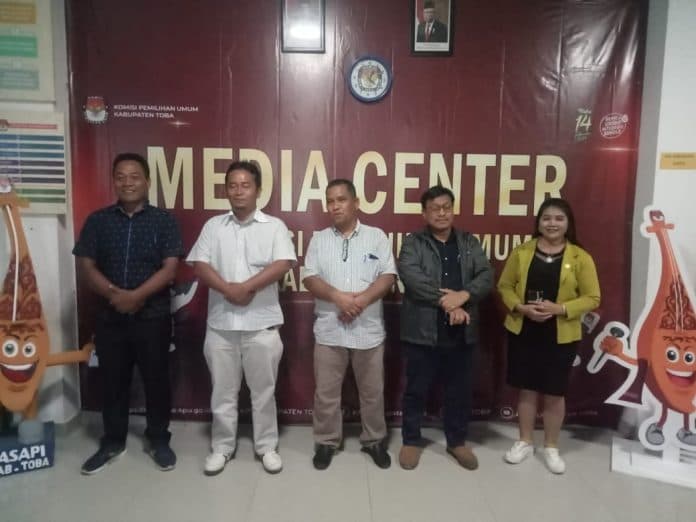pendaftaran_bapaslon_pilkada_toba_poltak_gaga_tertunda_dua_jam_karena_sekretaris_parpol_mangkir