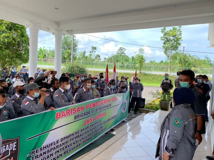 pendamping_desa_unjukrasa_di_dprd_dan_kantor_bupati_simalungun_minta_reshufle_pejabat_dpmpn
