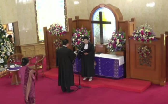 pendeta_daminna_lumbansiantar_lantik_ephorus_hkbp_periode_2024_2028
