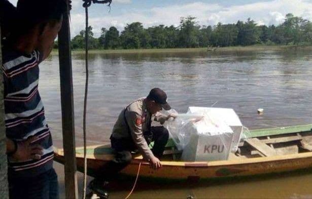 pendistribusian_logistik_kpu_di_2_desa_madina_melalui_jalur_sungai
