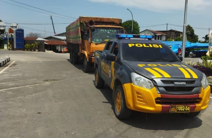 pendistribusian_minyak_goreng_dikawal_polisi