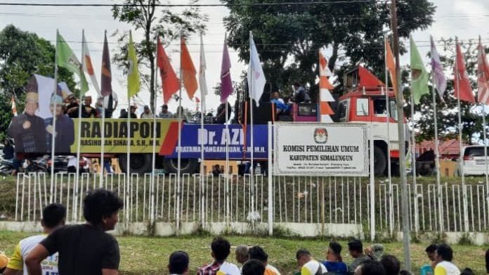 pendukung_iringi_dengan_trailer_antarkan_rhs_azi_mendaftar_ke_kpu_simalungun
