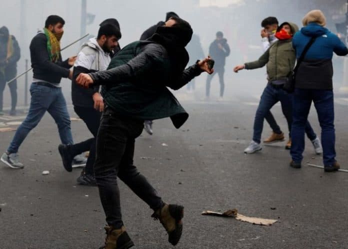 pendukung_kelompok_teror_pkk_serang_polisi_di_paris