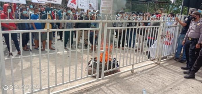 pendukung_petahana_anarkis_di_kantor_kpud_samosir_ini_videonya