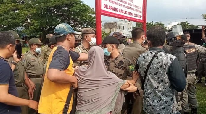 penertiban_bangunan_di_lapangan_gajah_mada_berlangsung_ricuh