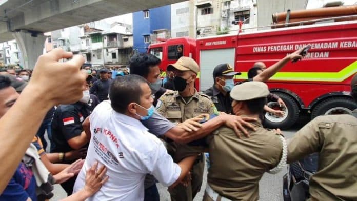 penertiban_eks_lahan_parkir_perisai_plaza_di_medan_ricuh