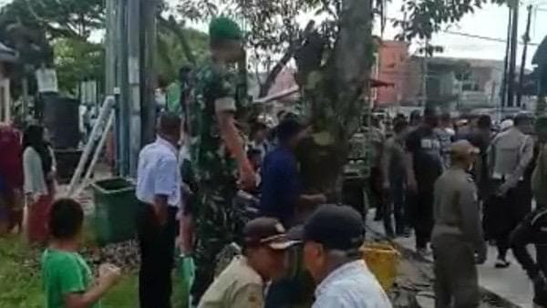 penertiban_lapangan_sejati_ricuh_masyarakat_petugas_saling_lempar_batu