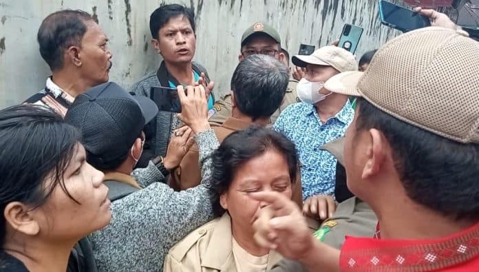 penertiban_tembok_di_gang_mantri_medan_ricuh
