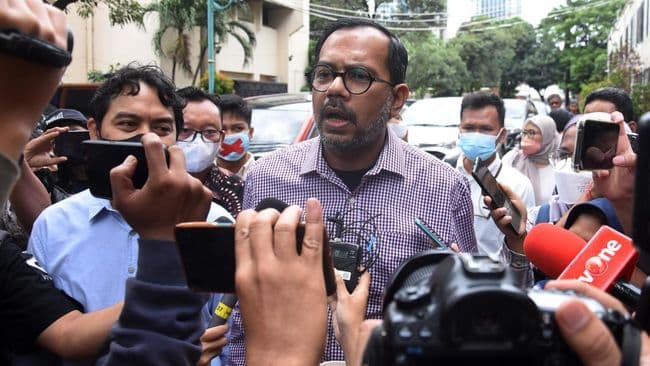 pengacara_haris_fatia_serahkan_bukti_keterlibatan_luhut_dalam_bisnis_tambang_luhut_ke_polisi