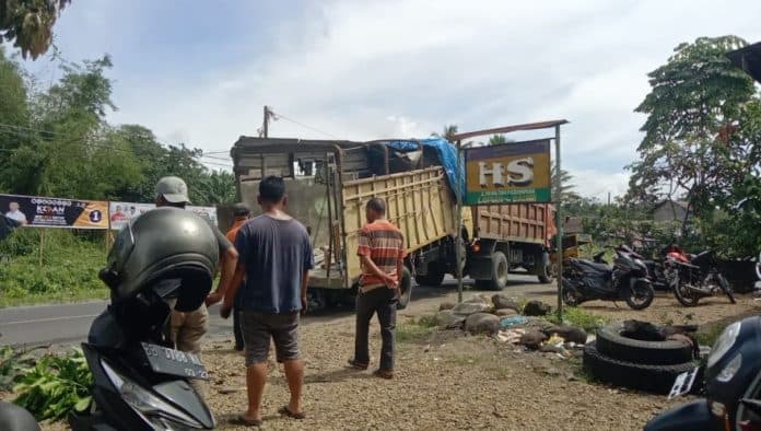 pengakuan_saksi_mata_lakalantas_truk_pengangkut_karyawan_di_lopian