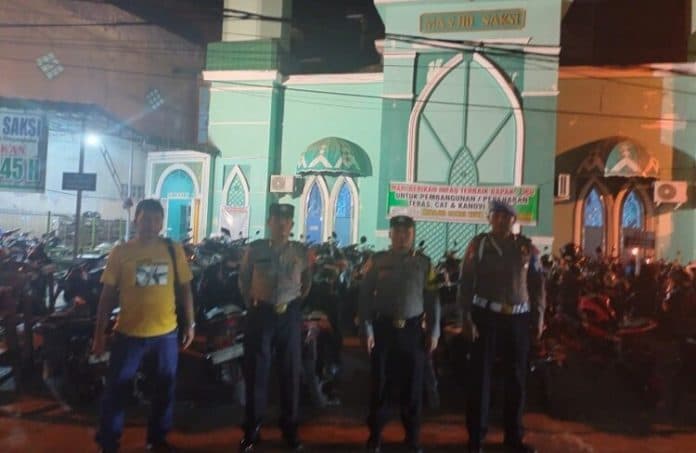 pengamanan_tarawih_polres_tanjung_balai_jaga_masjid_selama_ramadhan