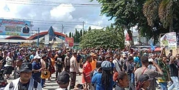 pengantaran_jenazah_lukas_enembe_ricuh_kapolda_dan_pj_gubernur_diserang