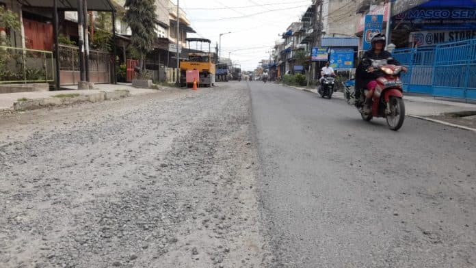 pengaspalan_di_jalan_ade_irma_suryani_siantar_diusahakan_minggu_ini