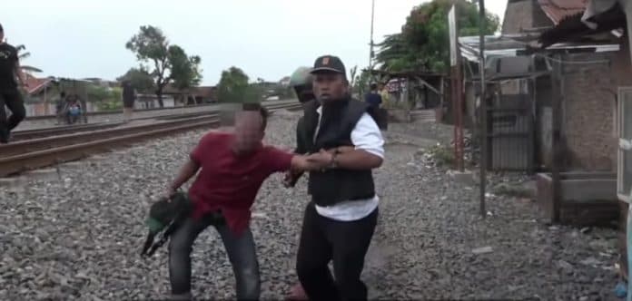 pengedar_narkoba_di_perlintasan_kereta_api_jalan_pancasila_tembung_ditangkap