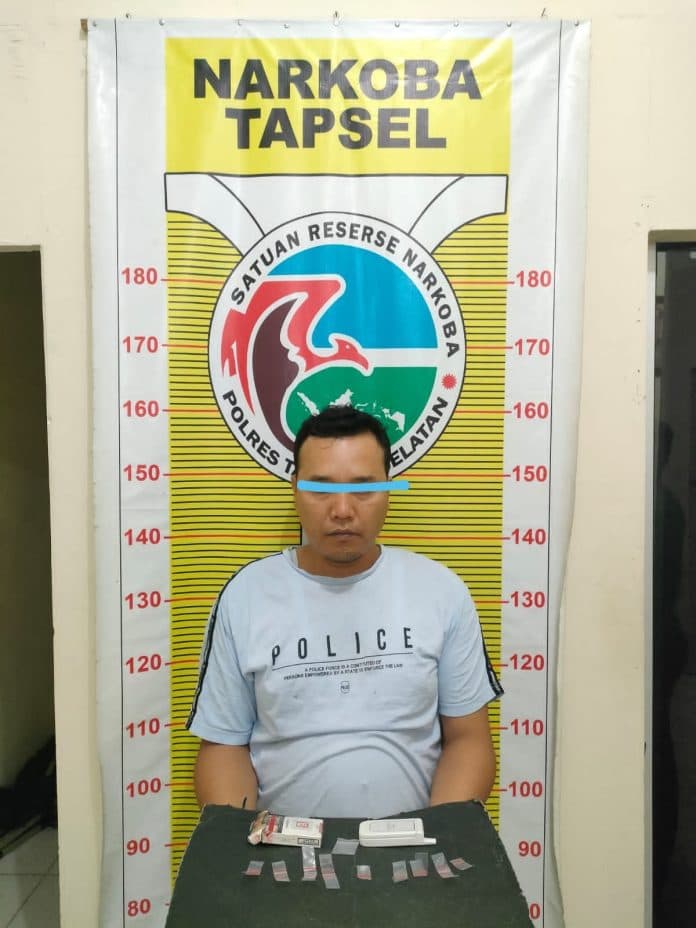 pengedar_sabu_didatangi_polisi_tapsel_di_kediamannya