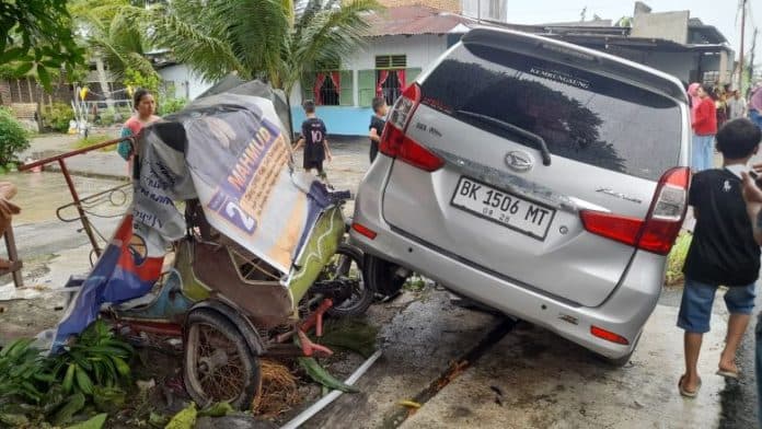 pengemudi_becak_yang_ditabrak_mobil_di_lubuk_pakam_dirawat_di_rs_patar_asih_beringin