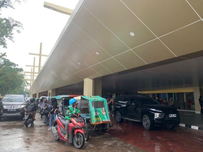 pengemudi_betor_mangkal_depan_pintu_stasiun_ka_medan_mengganggu_ruang_jalan