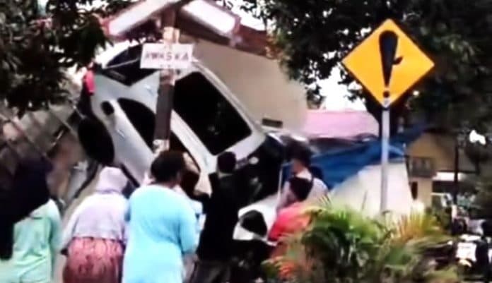 pengemudi_mobil_porsche_hilang_kendali_sebelum_tabrak_kantor_polisi_di_medan