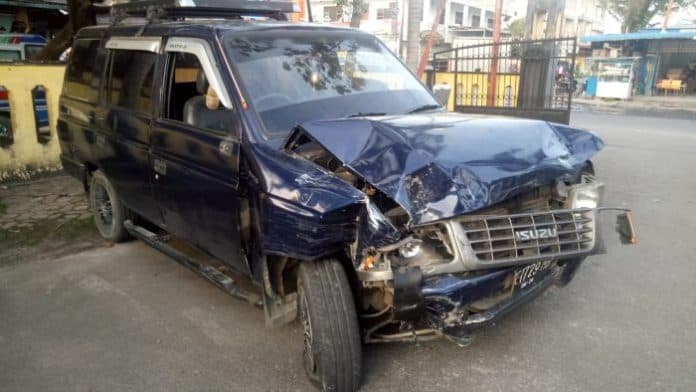 pengemudi_panther_tabrak_dua_sepeda_motor_dan_satu_mobil_di_siantar