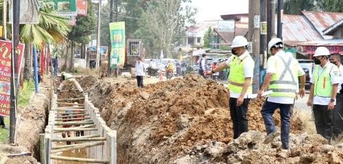 pengendalian_banjir_medan_bobby_tinjau_pemasangan_u_ditch_di_karya_wisata