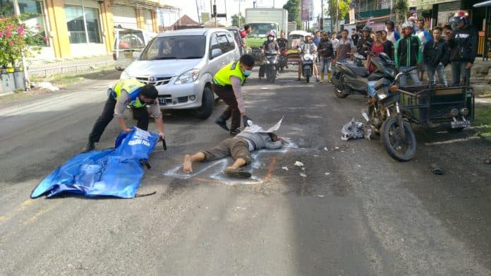 pengendara_becak_motor_tewas_terlindas_truk_di_jalan_medan_siantar