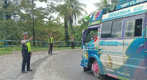 pengendara_mobil_kerap_langgar_aturan_lalin_di_jalur_medan_berastagi