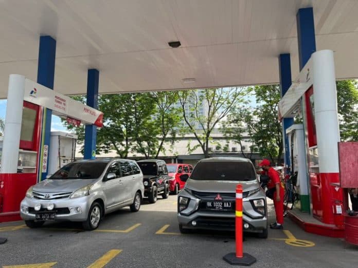 pengendara_mobil_mewah_harus_malu_pakai_pertalite