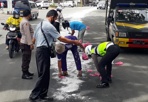 pengendara_motor_tergelincir_akibat_tumpahan_oli_di_jalan_sangnaualuh_siantar