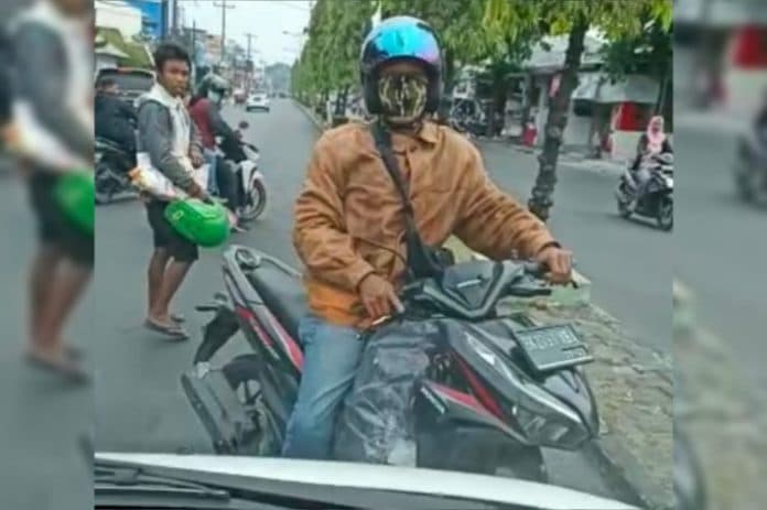 pengendara_sepeda_motor_serang_mobil_ambulans_bawa_pasien_igd