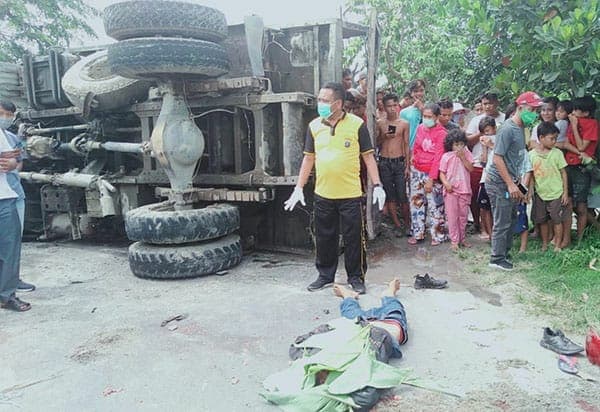 pengendara_sepeda_motor_tewas_tertimpa_truk_pasir